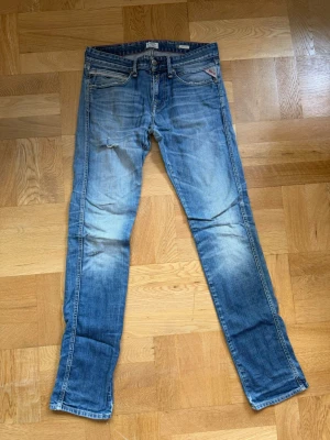 Blå Replay jeans - Blå Replay jeans, storlek W30 L34 med passformen Snideer. Obs Defekter finns därav priset! Hör av er kring minsta fundering!
