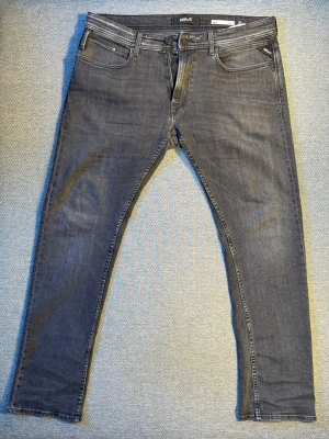 Replay Dave Jeans - Replay Dave jeans i färgen grå. Storlek 34 i minska och 32 i längd. Använda men ändå helt okej skick! Kvitto finns köpta fårn jeans bolaget.