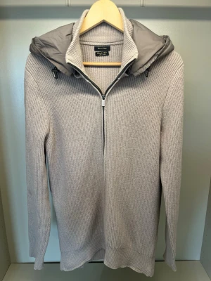 Massimo Dutti Cardigan - Tja, Säljer en supersnygg Massimo Dutti Cardigan i mycket fink skick med inga defekter! Skriv vid fler frågor🤝