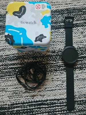 Fin smartklocka med Touch (oanvänt)  ny pris 3500  - Fin smartklocka med Touch Jag vet inte om samsung eller ticwach Inget repor eller skada.                                          Bra batteritid. Finns Wifi.  Vattentät.  Laddare följer med  Finns olika funktioner.  Ta mot samtal eller sms.  Passar till alla smartphone.  Det går bytas ut band. Kan ändra olika storleka Fin Förvaringask följer med Passar till alla smartphone Ny pris 3500
