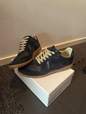 Mason margielas Mörkblå - Snygga marinblå mason margielas i storlek 44 bra skick lite använda men nästan som nya. Låda följer med🤩🍾