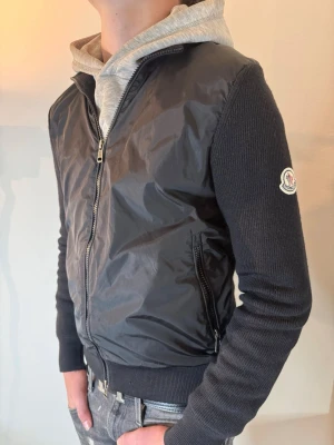 Moncler Cardigan Jacka - | Skick: 7/10 (stl S men sitter som XS) och något hål | Färg: Svart | Modell: 168cm 52kg | Vad inkluderas: Enbart jackan | Nypris: 12 000kr |