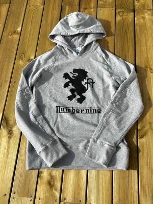 Number nine Hoodie - Säljer denna nästintill sprillans nya number nine Hoodien. Passar M och sitter lite slim skulle jag säga men det skiftar från person till person. Var inte skraj för att skriva och fråga om ni undrar något😃