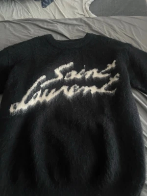 Ysl stickad mäns tröja - Ysl stickad mäns tröja jätte passande med jeans och skön och fin tygg. (priset på denne kan diskuteras)