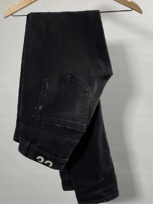 Dondup George  - Säljer mina dondup George jeans. Bra skick, slitningar. Inga hål/sprickor runt bak fickor och skrev. Pris ej hugget i sten.