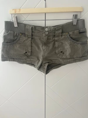 Militär gröna shorts  - Snygga Lågmidjade militär gröna shorts!! Shortsen är från Urban Outfitters och i storlek S. Säljer då dom aldrig har kommit till användning. Helt oanvända!!🤗🤗