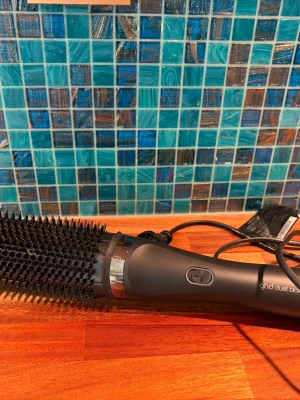 ghd Duet Blowdry varmluftsborste - Säljer en svart ghd Duet Blowdry varmluftsborste. Perfekt för att styla och torka håret samtidigt. Mycket fint skick!