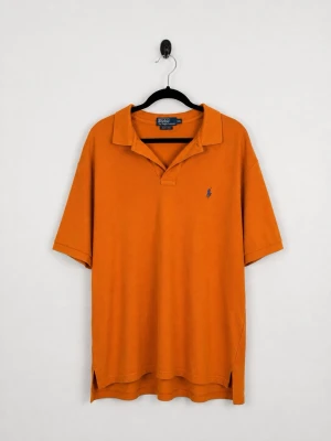 Vintage Polo Ralph Lauren Piké XXL Tall XXLT Orange 100% Bomull Polo Pony HerrVintage Polo Ralph Lauren Piké XXL Tall XXLT Orange 100% Bomull Polo Pony Herr - • Storlek: XXL • Färg: Bränd Orange • Passform: Relaxed Fit Tall • Krage: Klassisk pikékrage • Material: 100% bomull  Skick: Plagget är i väldigt fint skick med trycket/fläck som syns på bild. Eventuella anmärkningar anges alltid tydligt i beskrivningen och visas på bilderna.  Nypris: Cirka 1 500 kr.  📦 Skickas snabbt och packas omsorgsfullt. 💬 Hör gärna av dig om du har frågor eller vill se fler bilder. 🤝 Samfrakt erbjuds vid köp av flera plagg – kika gärna in mina andra annonser!