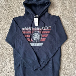 Ysl Saint Laurent hoodie - Säljer denna riktigt snygga Saint Laurent hoodie i storlek S och i skick 9/10! Hoodien är köpt på vinted med authentic lable. Orginal pris - 8000kr mitt pris - 1200kr!