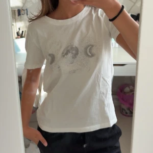 T-shirt - Säljer en vit t-shirt med skit snyggt frammotiv! Strl. XS, från Kappahl🤍 Säljer för jag tyvärr aldrig får någon användning för den:(. Använd ett fåtal gånger sommaren 24 och har bara legat i garderoben sedan dess.