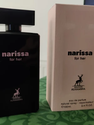 Maison Alhambra Narissa For Her  - Maison Alhambra Narissa For Her, ca 98-99ml kvar i flaskan, svårt att lysa genom flaskan. Skickar gärna med ett litet parfymprov vid köp 