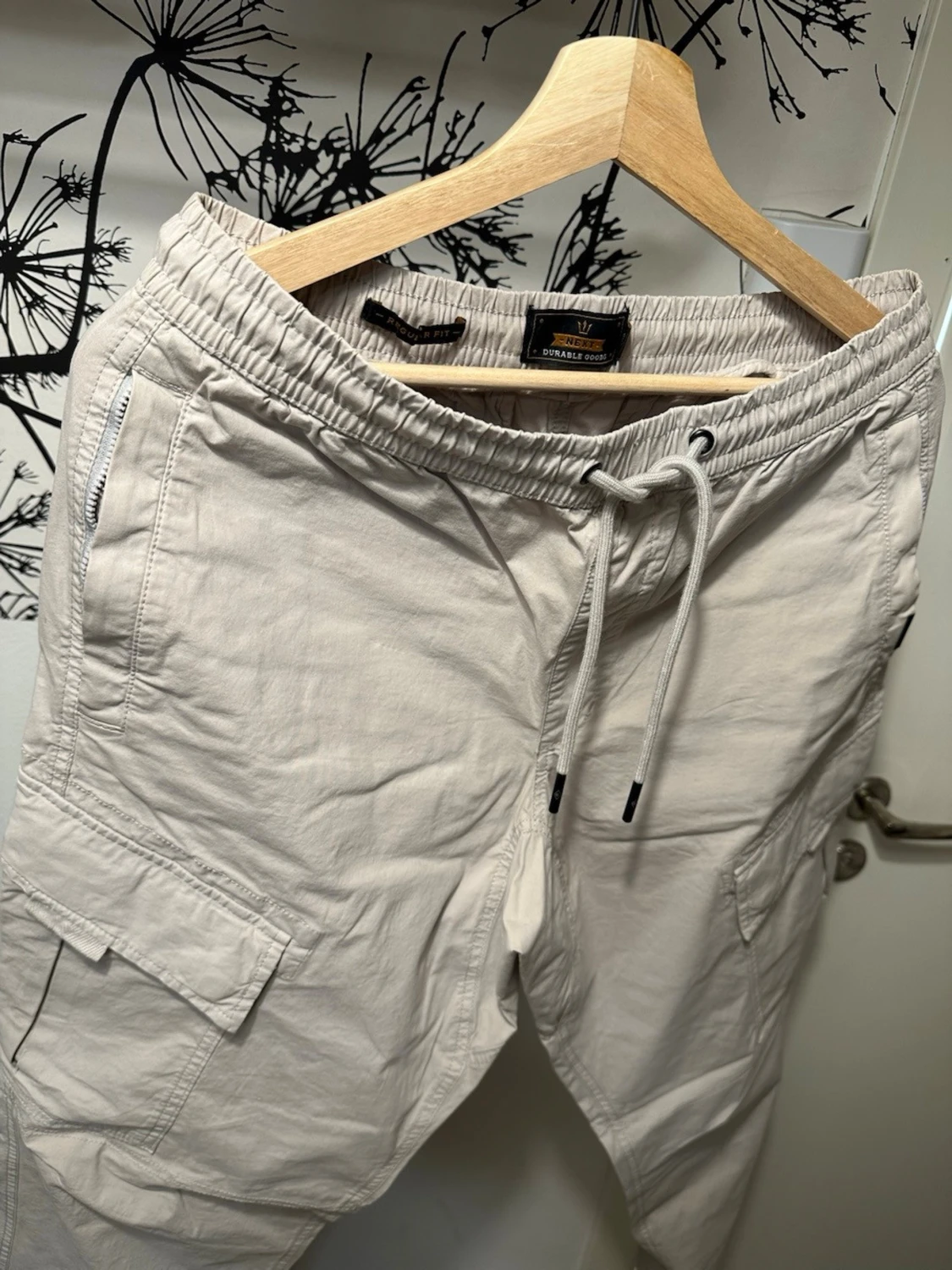 Beige cargobyxor med dragsko - 2