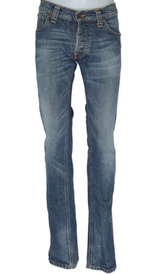 Vintage Nudie Jeans - Vintage nudie jeans i modellen Grim Trim. Storlek 31/34. Jeansen är perfekta för dig som vill ha en avslappnad look.