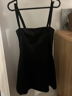 Svart klänning  - En jättefin svart satin- aktig klänning, skriv vid frågor💞
