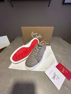 Grå vita Christian Louboutin, Paris  - De är jättebra skick och väldigt sköna