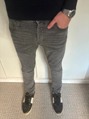 Gråa slim jeans ifrån Jack & Jones - Tja! Säljer dessa riktigt snygga slim jeans ifrån Jack & Jones! W29 L30 | Jag på bilden är 183 | Hör av er vid minsta lilla fundering🙌