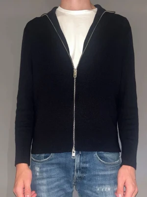 Marinblå fullzip - Marinblå tröja med en hel dragkedja framtill. Tröjan har en enkel och stilren design, perfekt att slänga på över en t-shirt. Materialet är väldigt mjukt och bekvämt! Tveka inte, fråga vid minsta lilla. ❤️