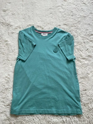Turkos t-shirt från Moncler - Snygg turkos t-shirt från Moncler. 