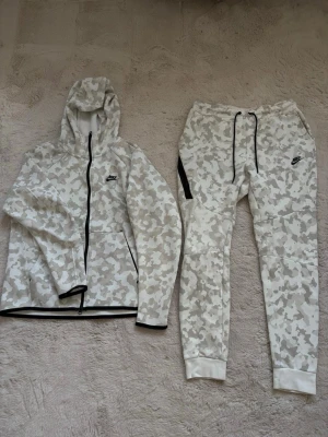Nike tech camo set - Sällsynt Nike tech set som inte säljs längre med hoodie och byxor i vit och beige camomönster. Pris kan diskuteras.