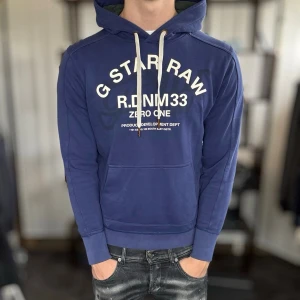Hoodie med tryck - Bra skick,  använd men inget stort🤩. Modellen är 185 cm, 75 kg. Storlek M men sitter som S. Alltid billigare pris vid köp av flera varor‼️🙌Svarar alltid på frågor eller funderingar! 500 recensioner med 5/5🤝