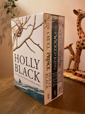 The Folk of the Air boxset av Holly Black - Snygg box med tre böcker av Holly Black: The Cruel Prince, The Wicked King och The Queen of Nothing. Perfekt för dig som gillar fantasy och spännande berättelser om magi och maktspel. Helt nytt skick. Kan mötas upp i Sthlm området, annars är det förstås +frakt. 