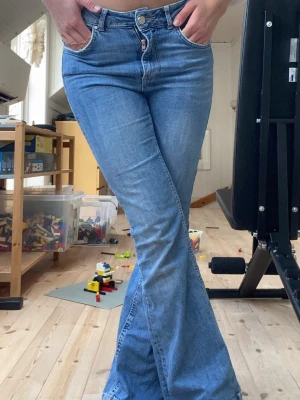 Jeans - Blå jeans med bootcut och medelhög midja från Never Denim !!💞 storlek: S :) hör av dig om du har några frågor eller prisförslag !! 