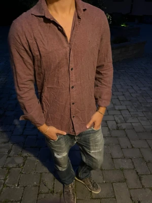 Långärmad vinröd linneskjorta - Bra skick skriv vid frågor och följ för mer!