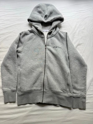 Sail Racing zip up  - Ljusgrå Sail Racing zip up hoodie i strl XS. Köpte på Sellpy ett tag sedan och säljer för att den inte är min stil längre💕Den är använd fåtal gånger och väl omhändertagen!                                                  Pris kan absolut diskuteras!