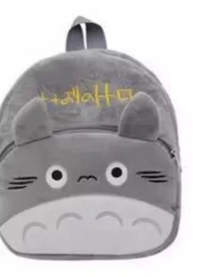 Söta djur-ryggsäckar i plysch - Två gulliga ryggsäckar i mjuk plysch, en grå med Totoro-motiv och en röd med en blinkande apa och bananbroderi. Perfekta för dig som gillar kawaii-stil och vill ha något lekfullt och unikt. Små fack och dragkedja, passar till skola eller utflykt. Helt ny , 165kr/st 