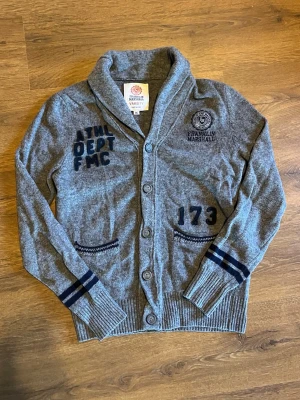 Mörkgrå cardigan - Säljer denna sjukt feta vintage cardigan som är lite för liten för mig, skulle säga att den sitter bra för dig som bär storlek S.