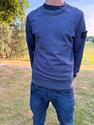 Stone Island sweatshirt - Det stone Island sweatshirt i färgen ”Navy” 🔵. Fungerar perfekt för fina middagar eller bortamatcher. Givetvis äkta