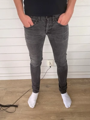 Dondup jeans  - Dondup jeans modell George, skriv för mått. Storlek 30