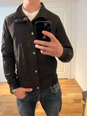 Peak Performance jacka svart  - Säljer denna sjukt snygga jackan från Peak Performance⭐️ Färgen är svart och storleken är M✅ Den har inga defekter och skicket är utomordentligt🙌🤝 Sjukt najs passform och passar perfekt till hösten☀️🙌 Tveka inte på att höra av er dig vid minsta fråga eller fundering😊