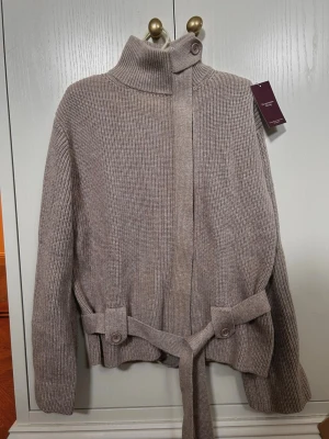 Såå snygg cardigan - Säljer denna såå himla snygga cardigan!😍 Def var dessvärre fel storlek och hann inte lämna tillbaka den då jag var bortrest, därmed är alla lappar kvar! 💞