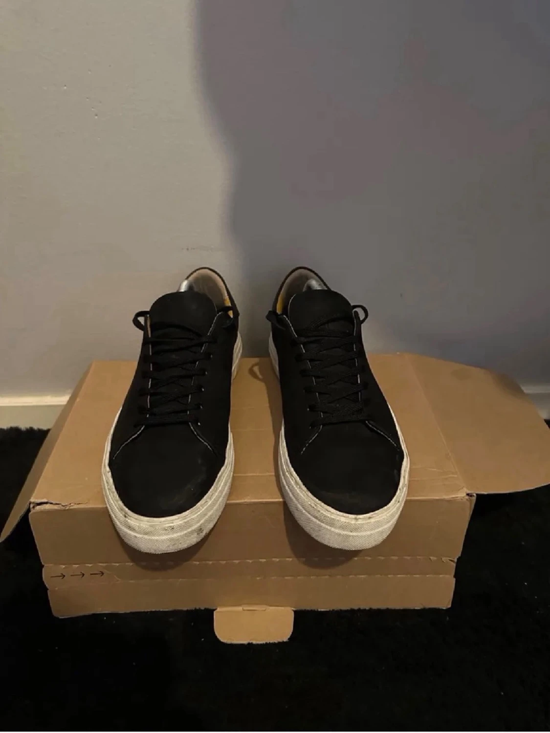 Svarta låga sneakers med vit sula - 1