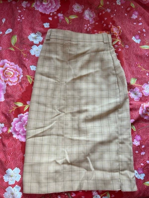Gul rutig kjol - Jättesöt högmidjad kjol som jag köpt på second hand! Väldigt liten i midjan då jag sydde in den, står ingen storlek men skulle säga att den är en xxs-xs