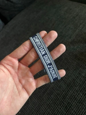 Marinblå dior Armband - Ett Marinblått Christian Dior armband som är perfekt till casual outfits men även stilrena mer speciall outfits
