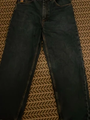 93 denim jeans - Säljer ett par mörkblå jeans från 93 denim, de är i en loose/ lite baggy passform och är i ruggit bra skick och är perfekta för en chill/ avslappnad look. Ny pris ligger omkring 1300 men bättre pris för ett sånt här skick är svårt att hitta. Hör av er vid funderingar 