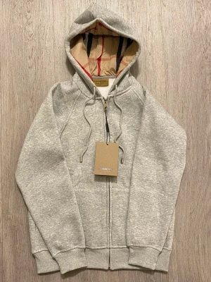 Burrbery zip  - säljer en fin burrbery zip i storleken står M på jackan fast den är S, säljer pågrund av liten storlek, helt ny med inga defekter. Hör av er om ni är intresserade!!!
