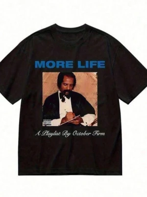 Svart More Life t-shirt med tryck - Säljer en svart t-shirt med stort färgtryck på framsidan som föreställer ett klassiskt More Life-motiv och texten 'A Playlist By October Firm'. T-shirten har rund hals och korta ärmar. Perfekt för dig som gillar streetwear och musikrelaterade plagg.