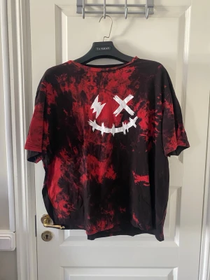Röd och svart tie-dye t-shirt - Cool t-shirt med röd och svart tie-dye 