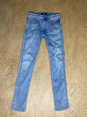 Ljusblå jeans från Replay - Snygga ljusblå skinny jeans från Replay med klassisk femficksmodell och dragkedjegylf. Jeansen har en smal passform och är tillverkade i mjukt denimtyg. Perfekta för en trendig och avslappnad stil.
