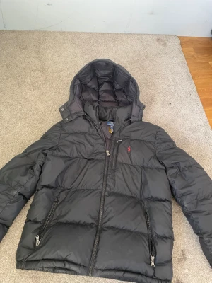 Ralph lauren  - En Ralph lauren jacka i väldigt bra skick. Perfekt nu för vintern och hösten. Pris kan diskuteras. Passar 160-175. 