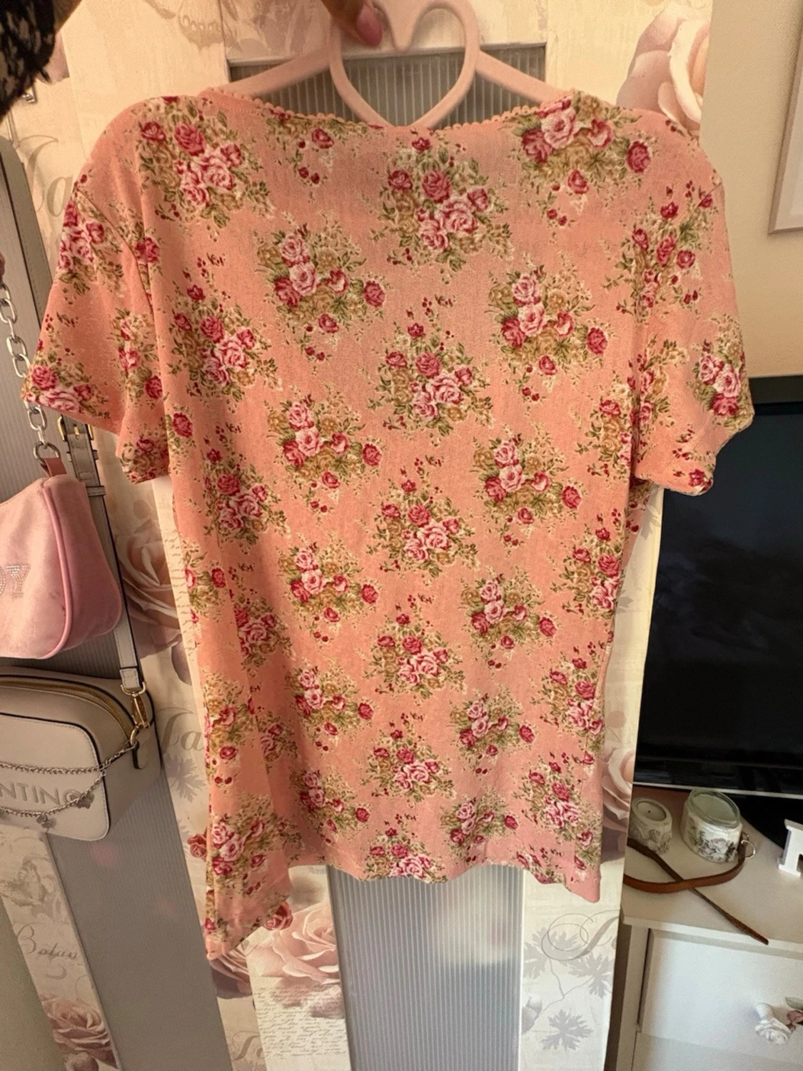 Blommig rosa topp med v-ringning - 5
