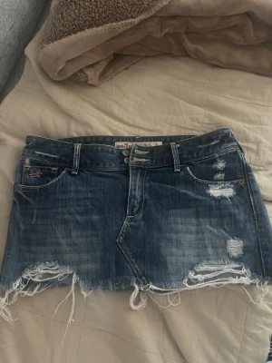 Hollister jeanskjol - Hollister jeanskjol i storlek S. Aldrig använd pågrund av att den är för stor. 