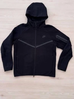 Svart Nike Tech Fleece full set  - Säljer ett par svarta Nike Tech Fleece mjukisbyxor med svarta detaljer och dragkedjor. Byxorna har resår i midjan med snörning och muddar vid bensluten. Perfekta för chill eller träning, riktigt sköna och stilrena. 