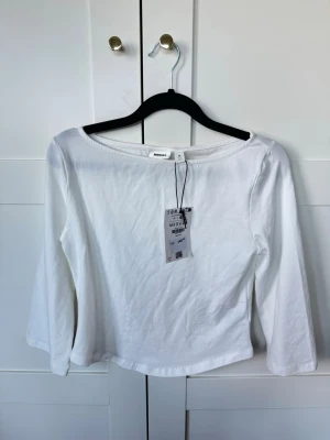 Vit trekvartsärmad topp från bershka!  - En enkel och stilren vit långärmad topp från Monki med rund halsringning. Tillverkad i mjuk bomull och har en normal passform. Perfekt att matcha med jeans eller kjol för en clean look.