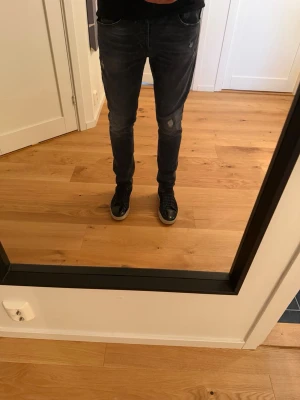 Dondup George - Snygga Mörkgråa jeans med eftertraktade slitningarna! 188, 82kg på bilden, nästan helt oanvända (inga defekter! Hör av er vid frågor