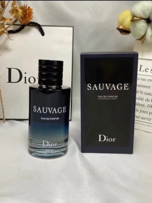 Dior Sauvage Eau de Parfum - Dior Sauvage Eau de Parfum med elegant svart och blå glasflaska. Flaskan har en stilren, cylindrisk form och svart kork med CD-logga. Kommer i en svart kartong med vit text. En ikonisk doft för dig som vill sticka ut.