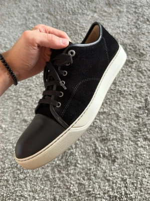 Lanvin Nappa - Lanvin Nappa sneakers. 100% äkta, köpta från Care Of Carl, kvitto finns. Gjorda av kalvmocka och äkta gummisula. Riktigt fina skor. Sparsamt använda typ 15-20 gånger på ett år. Storlek 44 passar 45, har själv 45 på alla skor och dessa passar utmärkt. Detta inlägg är samma skor som jag redan lagt ut på ett annat, tänkte ifall dom kunde få större spridning med ett till inlägg. Hör av dig ifall du undrar nått mer.
